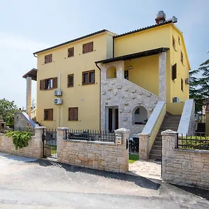Dadic With Parking & Playground Apartment Medulin